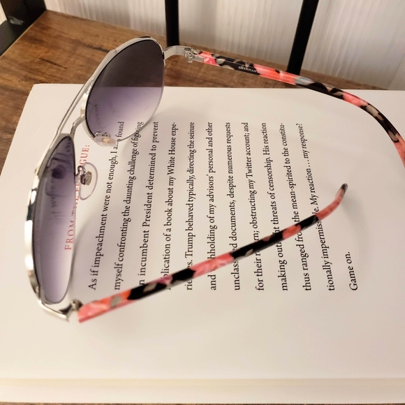 American Eagle Outfitters Accessories - 🕶💟Pink floral armed sunglasses
